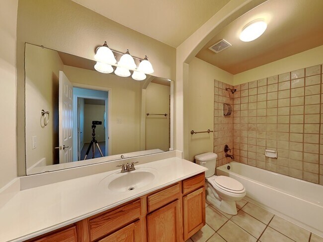 Building Photo - 1032 Bending Oak Dr