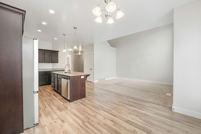 Building Photo - Spacious 4 Bedroom Townhome in Vineyard, UT