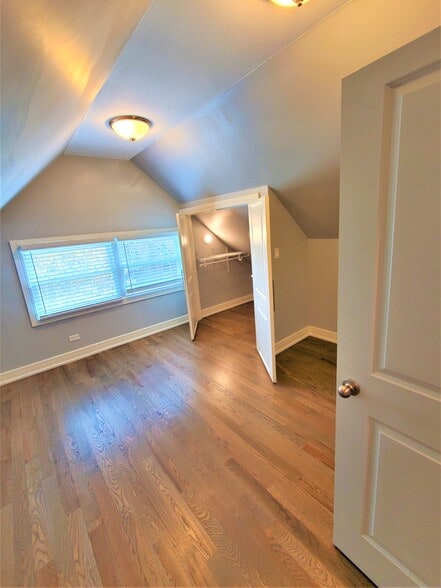 Building Photo - 5052 W Sunnyside Ave