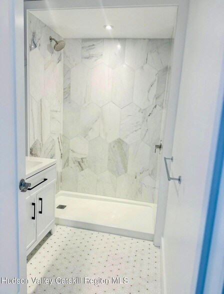 Building Photo - 412 Main St