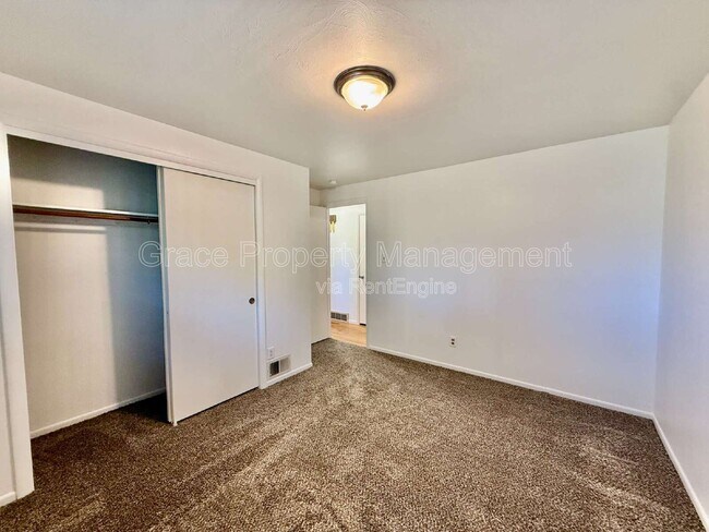 Building Photo - 1125 W 8th Ave Dr