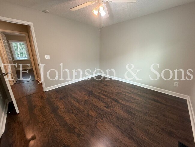 Building Photo - Charming One Level 3 Bedroom Home with Fenced Yard, Garage, and Deck