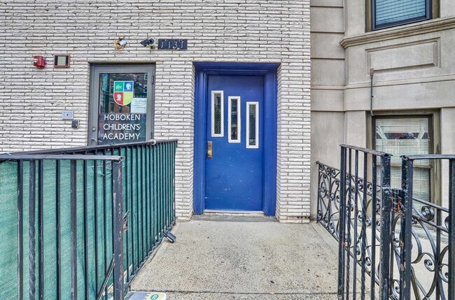 Building Photo - 1131 Washington St