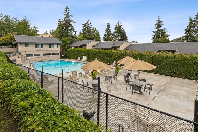 Building Photo - 2 Bed / 2 Bath large Mercer Island condo $...