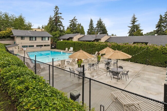 Building Photo - 2 Bed / 2 Bath updated Mercer Island condo...