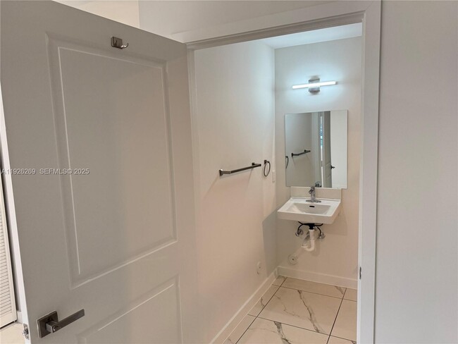 Building Photo - 420 SW 7th Ave