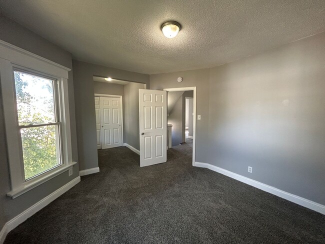Building Photo - 3 Bedroom 2 Bath House in Moline with a Bo...