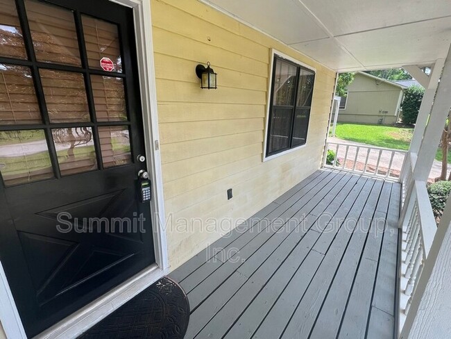 Building Photo - 916 Curry Cir SE