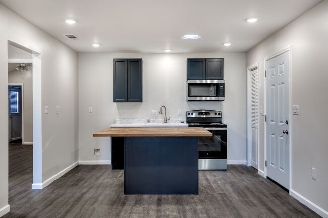 Building Photo - Newly Renovated 2 Bedroom 2 Bath Condo / Gated Parking / East Dallas