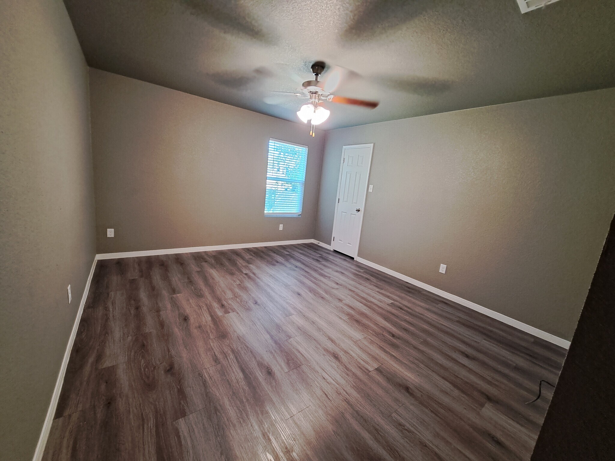 Building Photo - 209 W Robin Ln