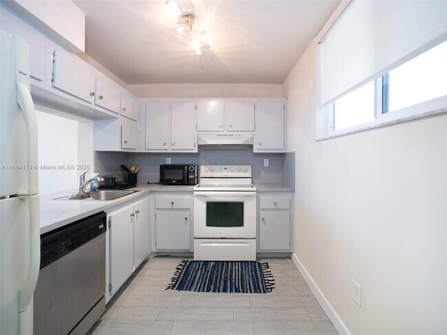 Building Photo - 1665 Bay Rd