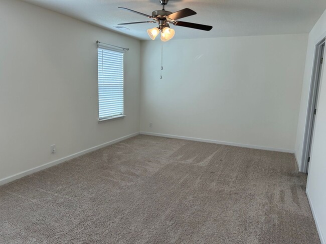 Building Photo - 5 Bedroom / 3 Bath Home Kingsport, TN