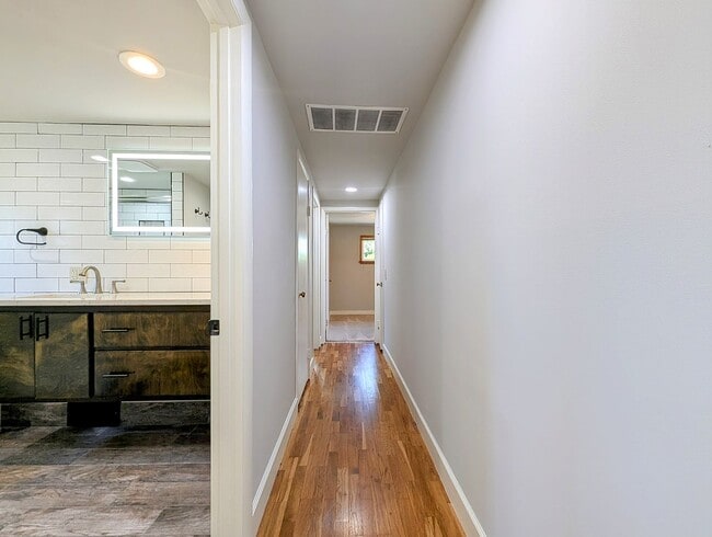 Building Photo - 3bd/.75ba Lynnwood Home