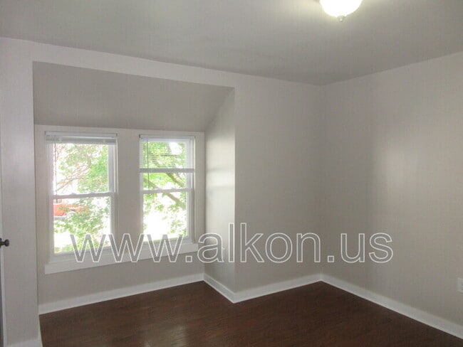 Building Photo - 620 Loretta St