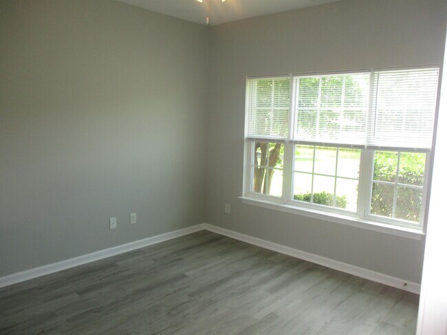 Building Photo - 3923 Gladiola Ct