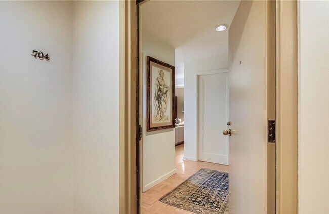Building Photo - Spacious condo at the iconic Watermark Towers