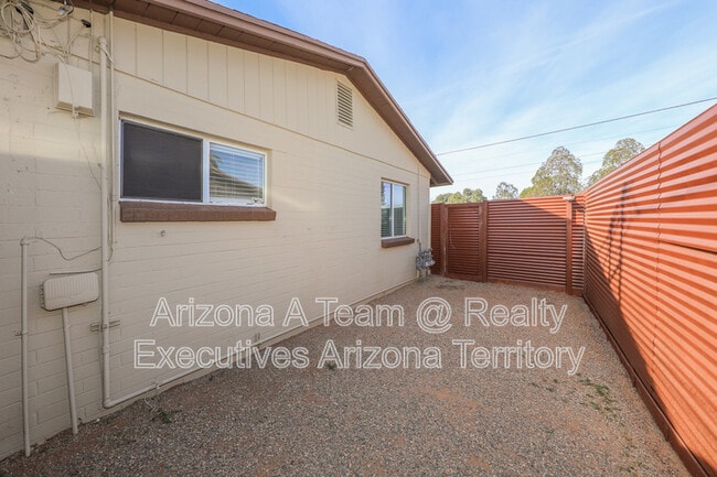 Building Photo - 1654 N Rosemont Blvd