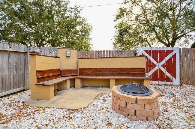 Building Photo - 2811 Willow Fork Dr