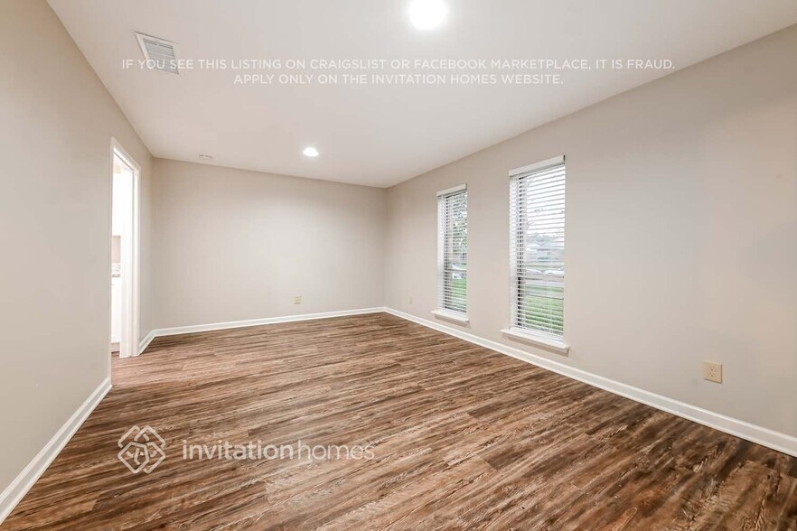 Building Photo - 2324 Lovell Dr