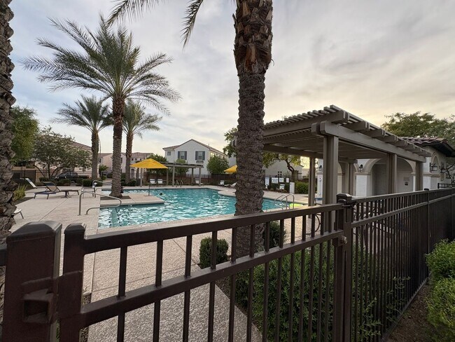 Building Photo - Modern 3-Bedroom + Loft + Den in Gated Pho...