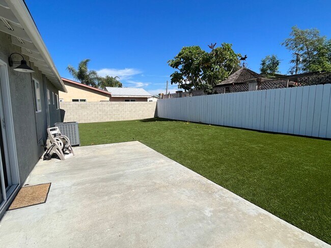 Building Photo - 3 Bedroom Home in Paradise Hills