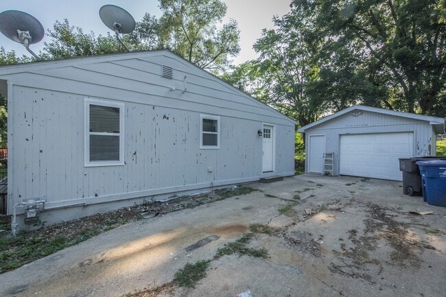 Building Photo - Wonderful 2 bedroom home with garage