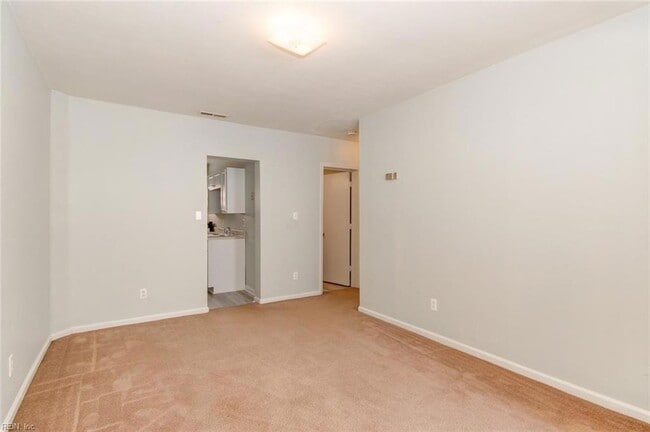 Building Photo - 1443 W 40th St