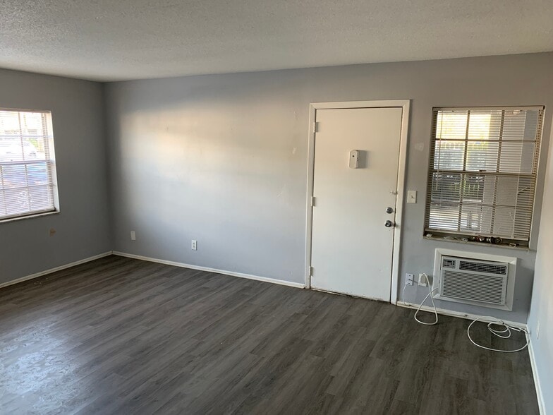 Building Photo - 1 Bed/1 Bath - Unit 206