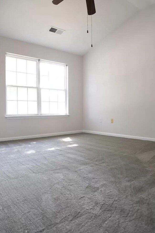 Building Photo - 105 Fairview Lake Way