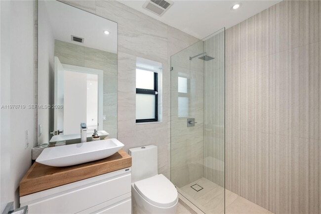 Building Photo - 900 W 47th Ct