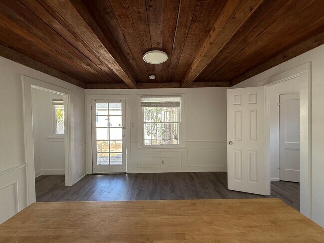Building Photo - 6028 Eleanor Ave