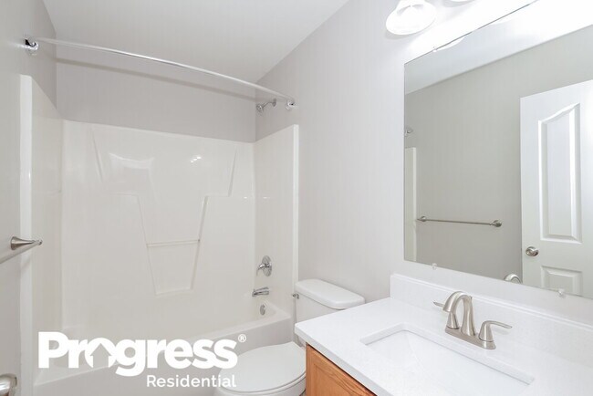 Building Photo - 10129 Green Hedge Ave