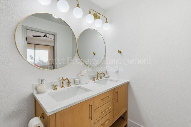 Building Photo - 9708 E Vía Linda