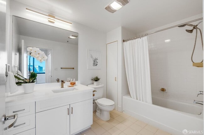 Building Photo - 260 King St