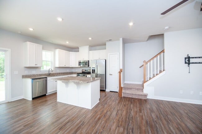 Building Photo - 3BR/2.5BA Modern Townhome on Spartanburg’s...