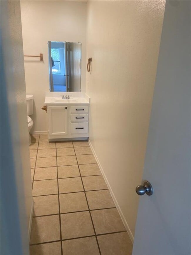 Building Photo - GREAT 2/2/1 DUPLEX