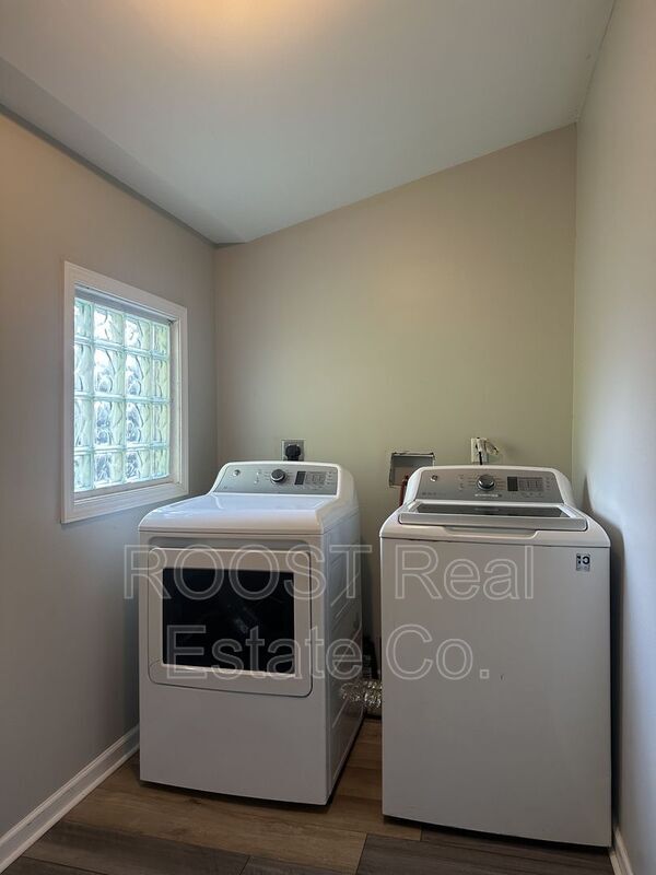 Building Photo - 480-482 E. Markison Avenue