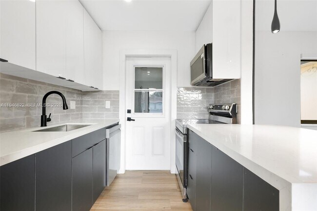 Building Photo - 1201 N 16th Ave