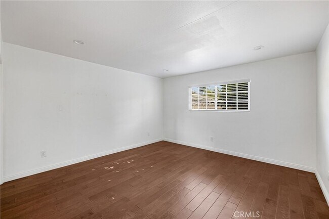 Building Photo - 7044 White Oak Ave