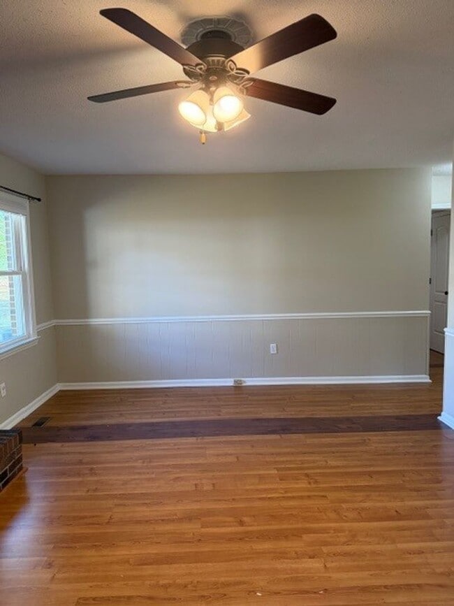 Building Photo - 3 Bedroom/2 Bathroom - Close to SJAFB, Shopping, Restaurants!