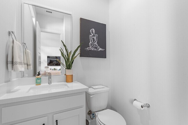 Building Photo - 502 W Donovan St