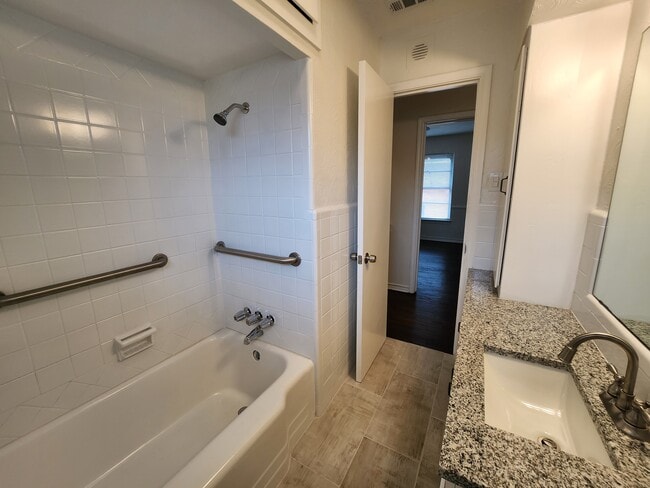Building Photo - 1435 Templecliff Dr
