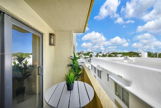 Building Photo - 1334 Collins Ave