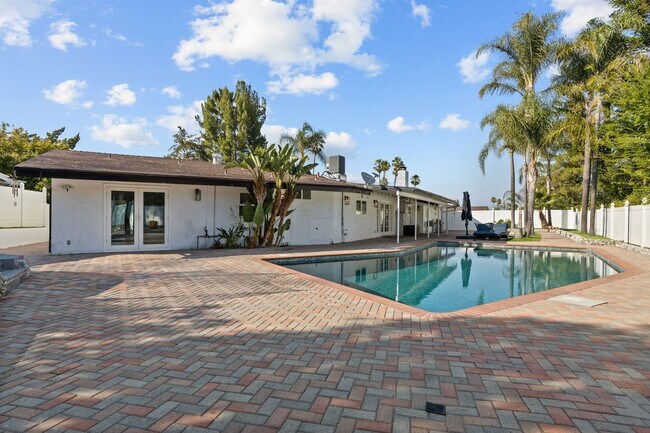 Building Photo - UPGRADED SOUTH OF THE BOULEVARD HOME WITH HUGE BACKYARD!