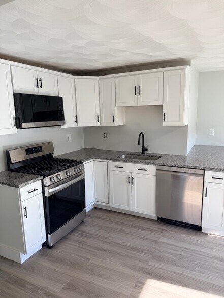 Building Photo - 133 Woodbury St