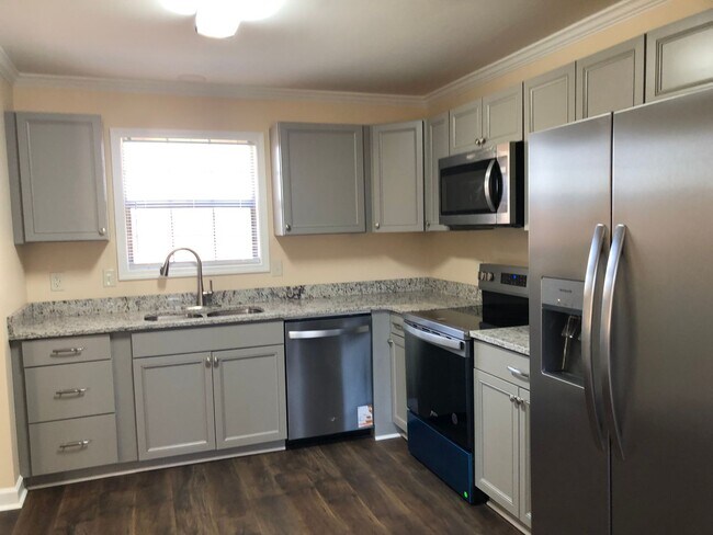 Building Photo - 2016 Iris Rd