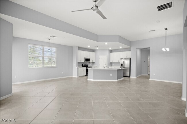 Building Photo - 12000 Santaluz Dr