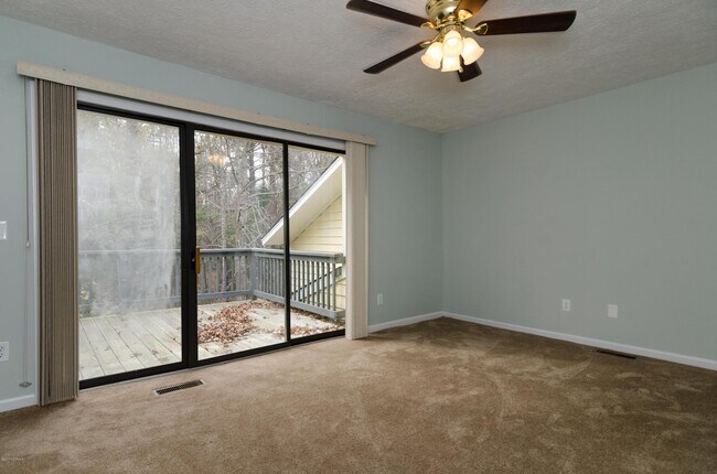 Building Photo - 10167 Creekside Dr SE