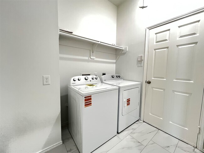 Building Photo - 3915 Summerfield Dr