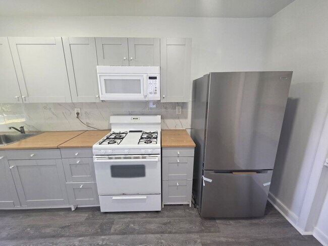 Building Photo - 2 bedroom apartment building - Poughkeepsie